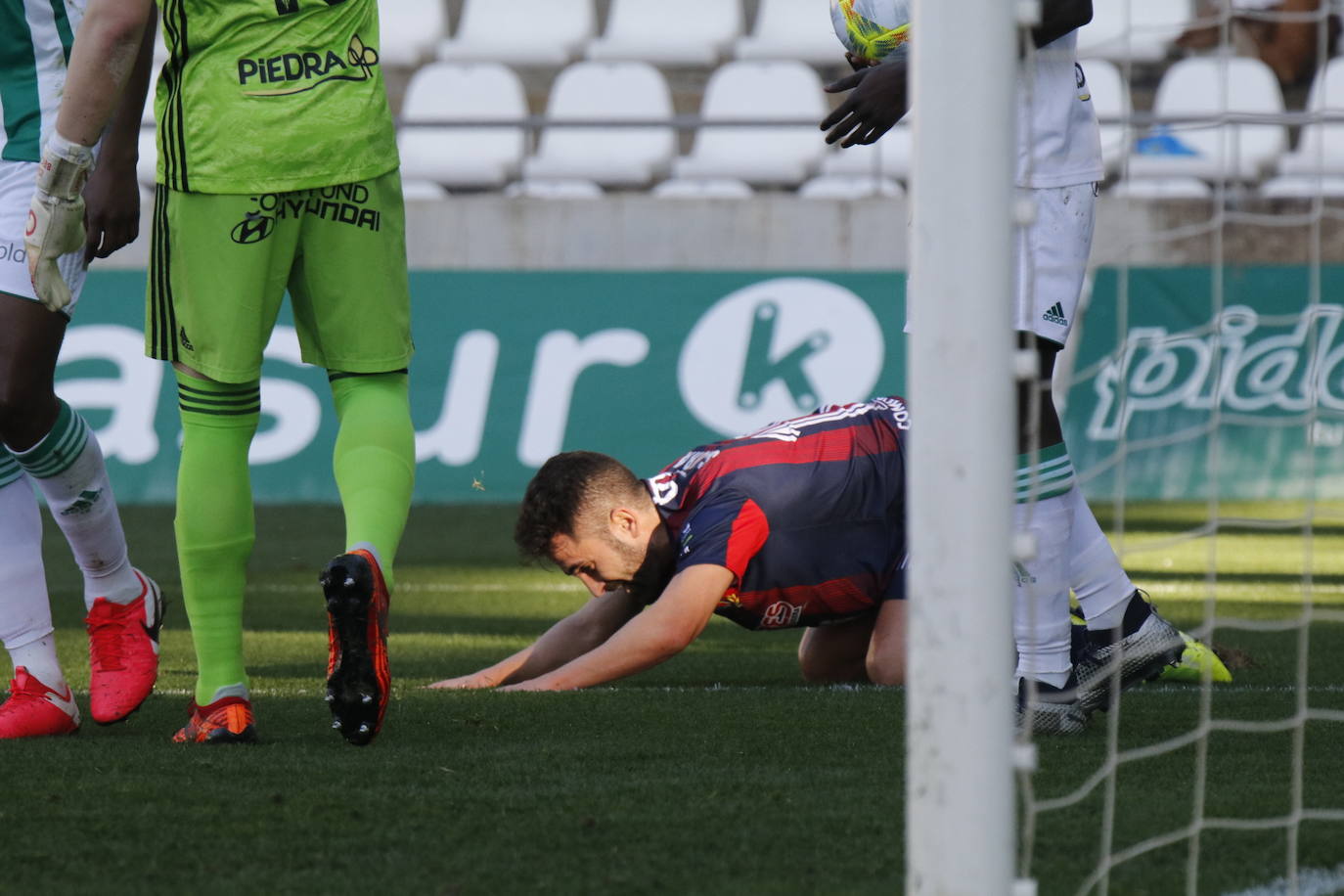 Fotos: El Yeclano pisa el freno en Córdoba