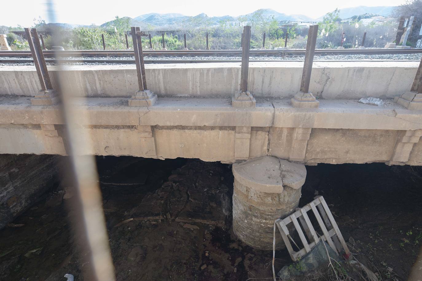 Fotos: El puente del tren que salva los terrenos de El Hondón sufre desprendimientos y grietas