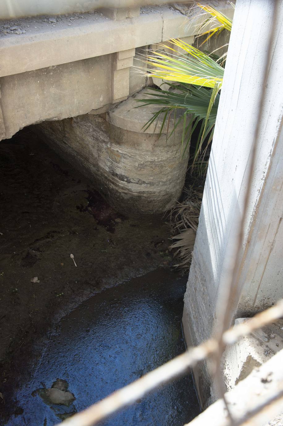 Fotos: El puente del tren que salva los terrenos de El Hondón sufre desprendimientos y grietas