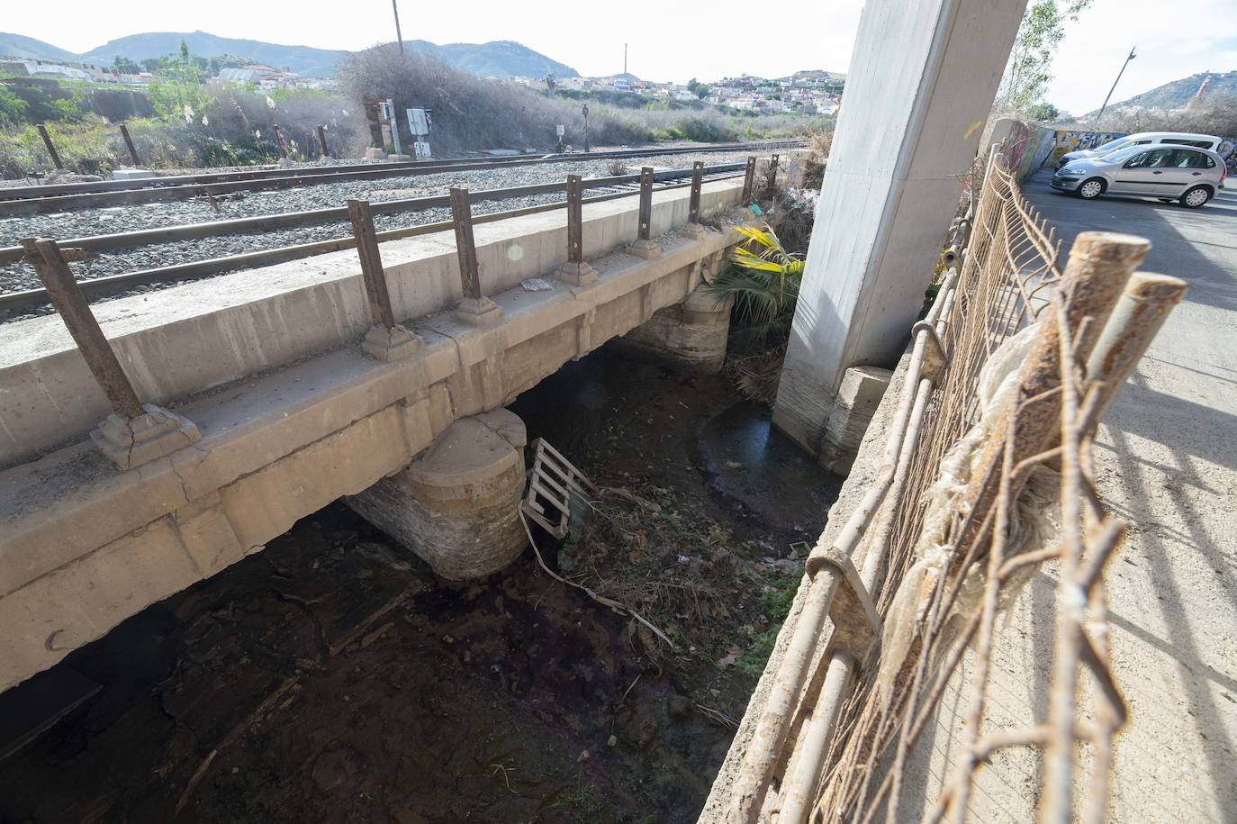 Fotos: El puente del tren que salva los terrenos de El Hondón sufre desprendimientos y grietas