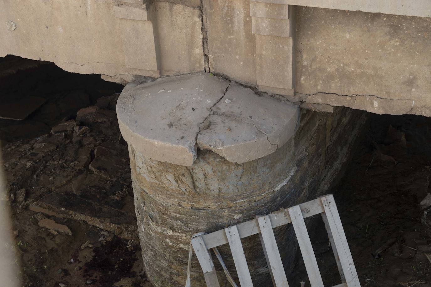 Fotos: El puente del tren que salva los terrenos de El Hondón sufre desprendimientos y grietas