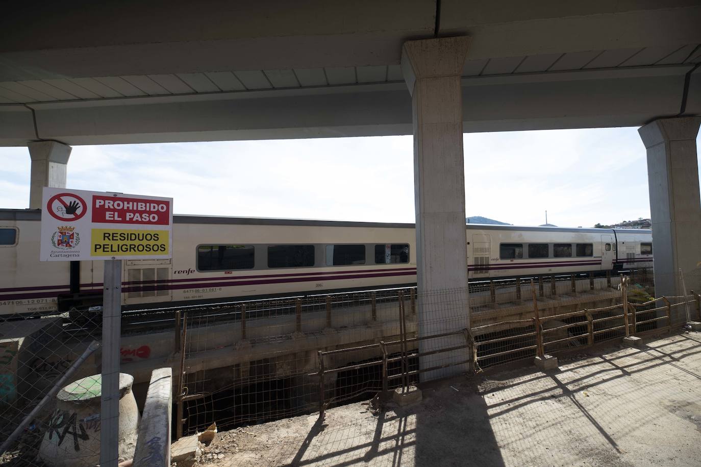 Fotos: El puente del tren que salva los terrenos de El Hondón sufre desprendimientos y grietas