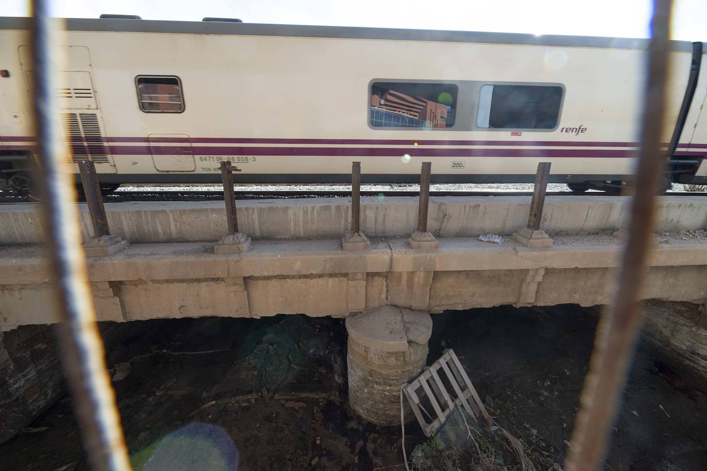 Fotos: El puente del tren que salva los terrenos de El Hondón sufre desprendimientos y grietas