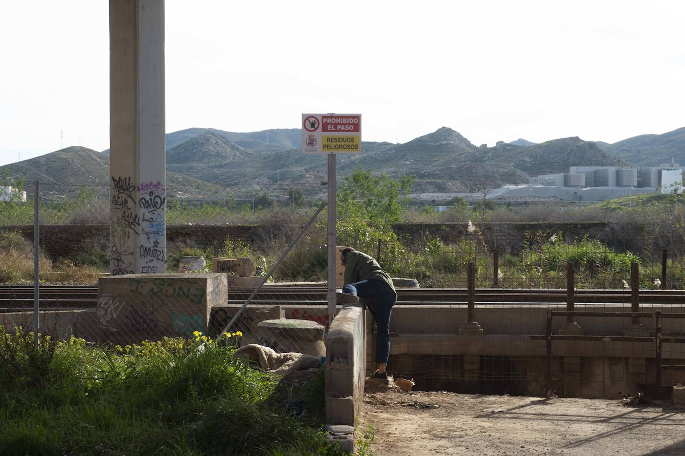 Fotos: El puente del tren que salva los terrenos de El Hondón sufre desprendimientos y grietas