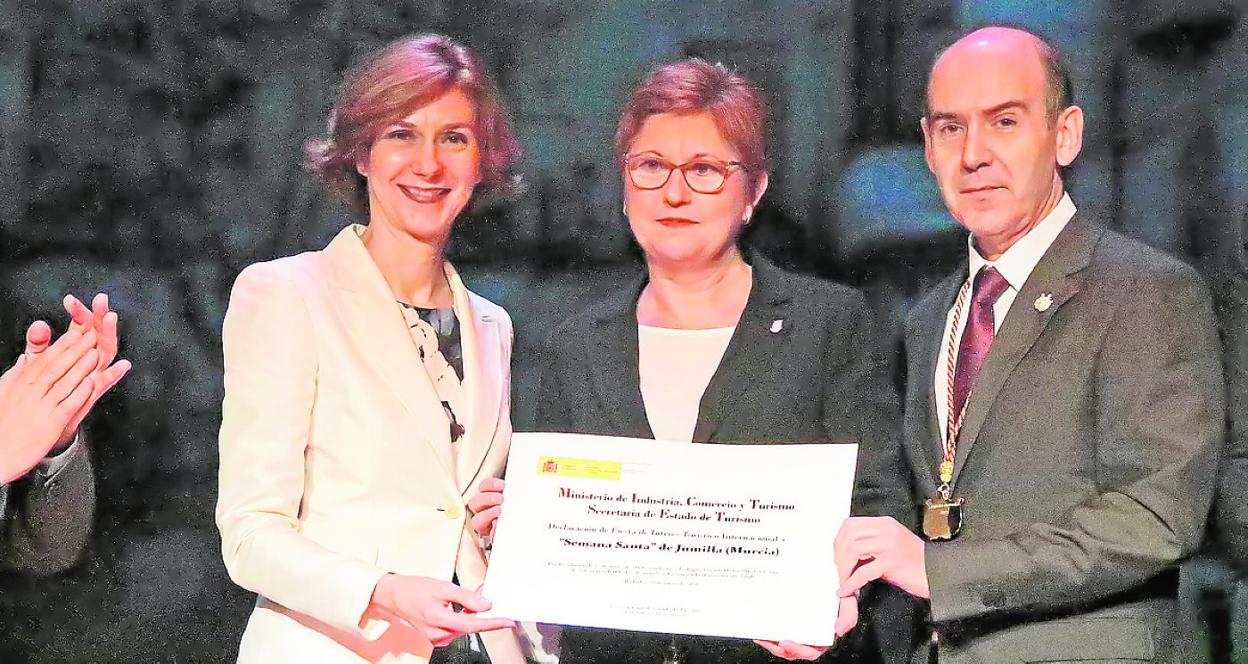 Isabel María Oliver, Juana Guardiola y Juan Francisco Martínez, con el reconocimiento. 