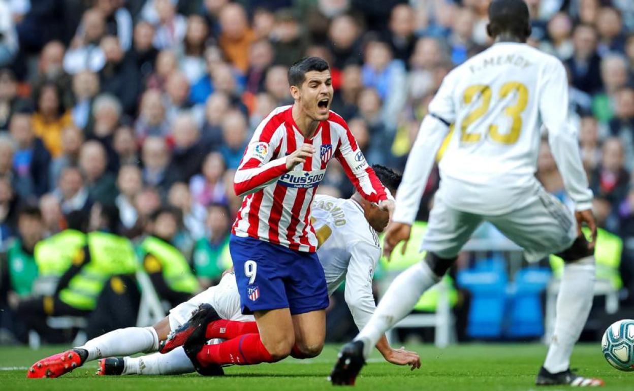 La acción del posible penalti de Casemiro a Morata en el derbi del pasado sábado en el Santiago Bernabéu.