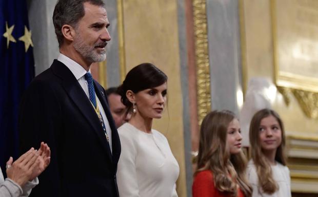 Imagen principal - Letizia, de nuevo blanco de las miradas