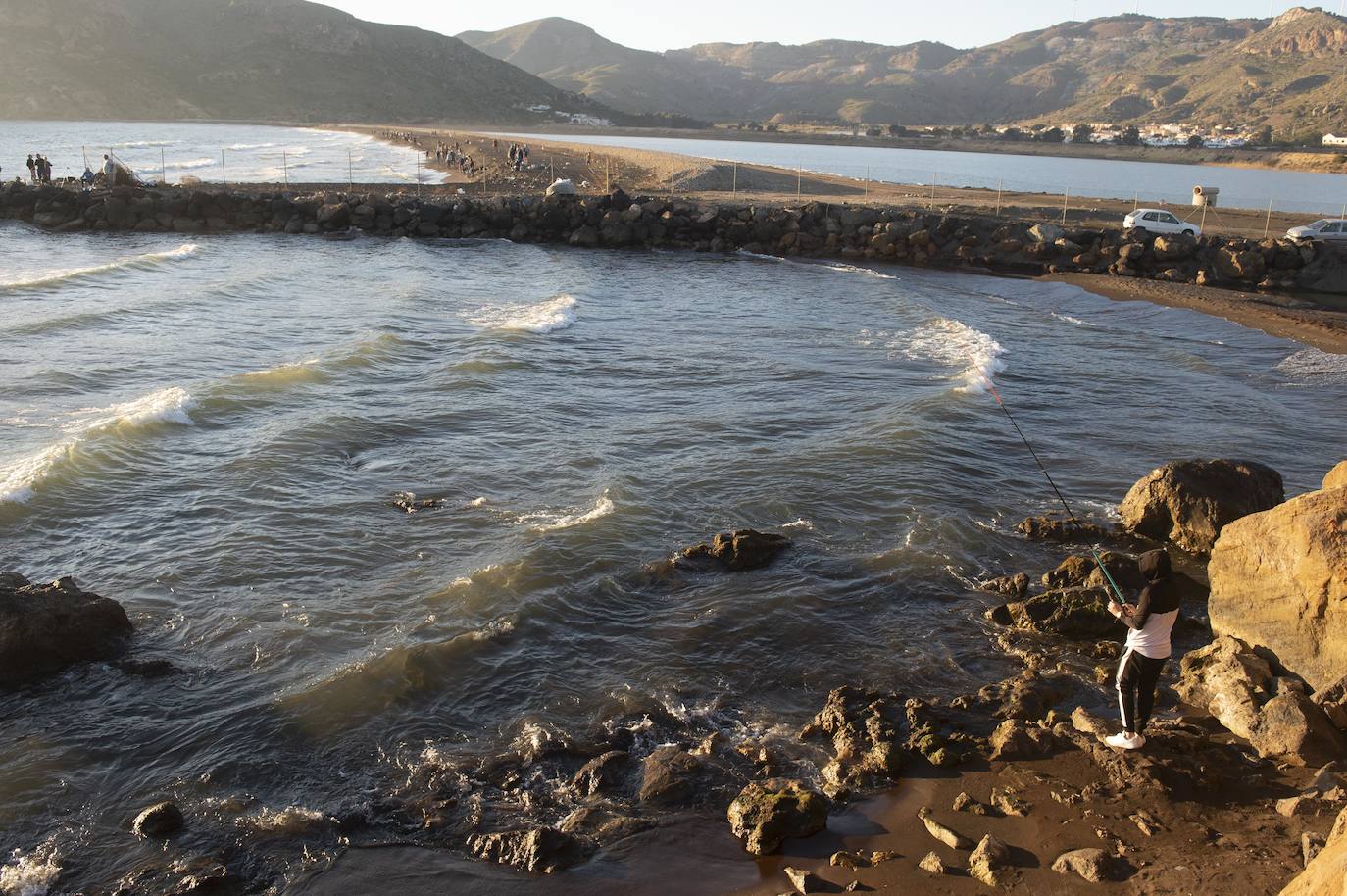 Fotos: Cientos de pescadores ocupan la costa de Portmán en busca de doradas y lubinas