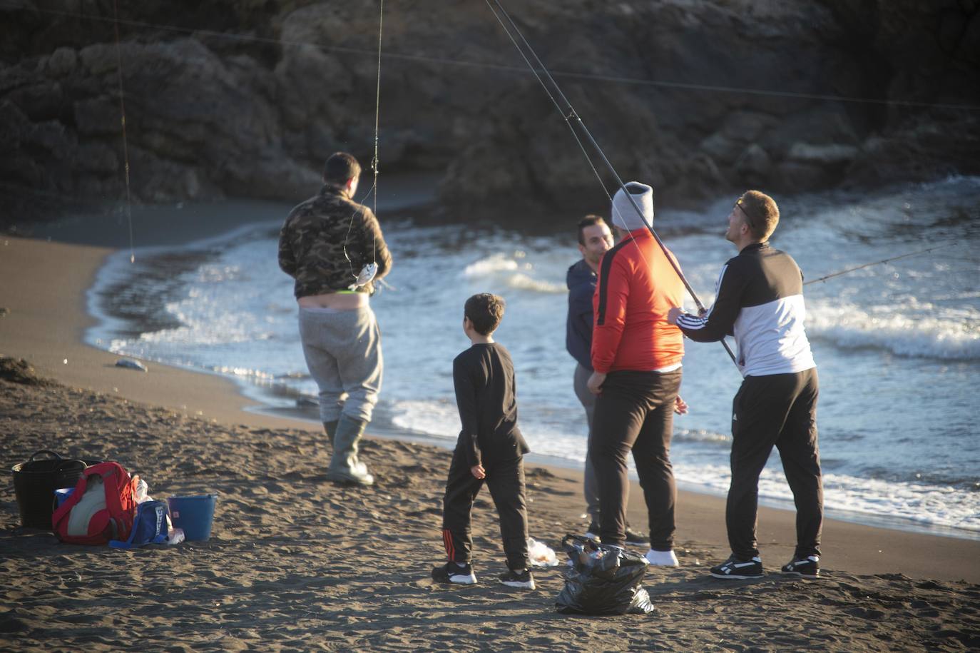 Fotos: Cientos de pescadores ocupan la costa de Portmán en busca de doradas y lubinas