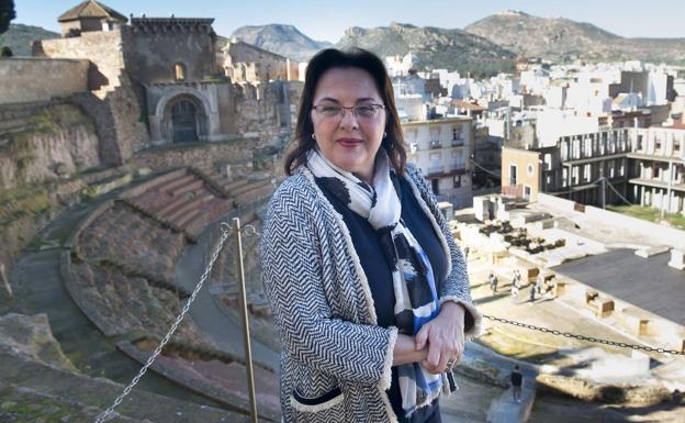 Elena Ruiz Valderas, ayer, con el Teatro Romano y la ciudad de Cartagena de fondo. 