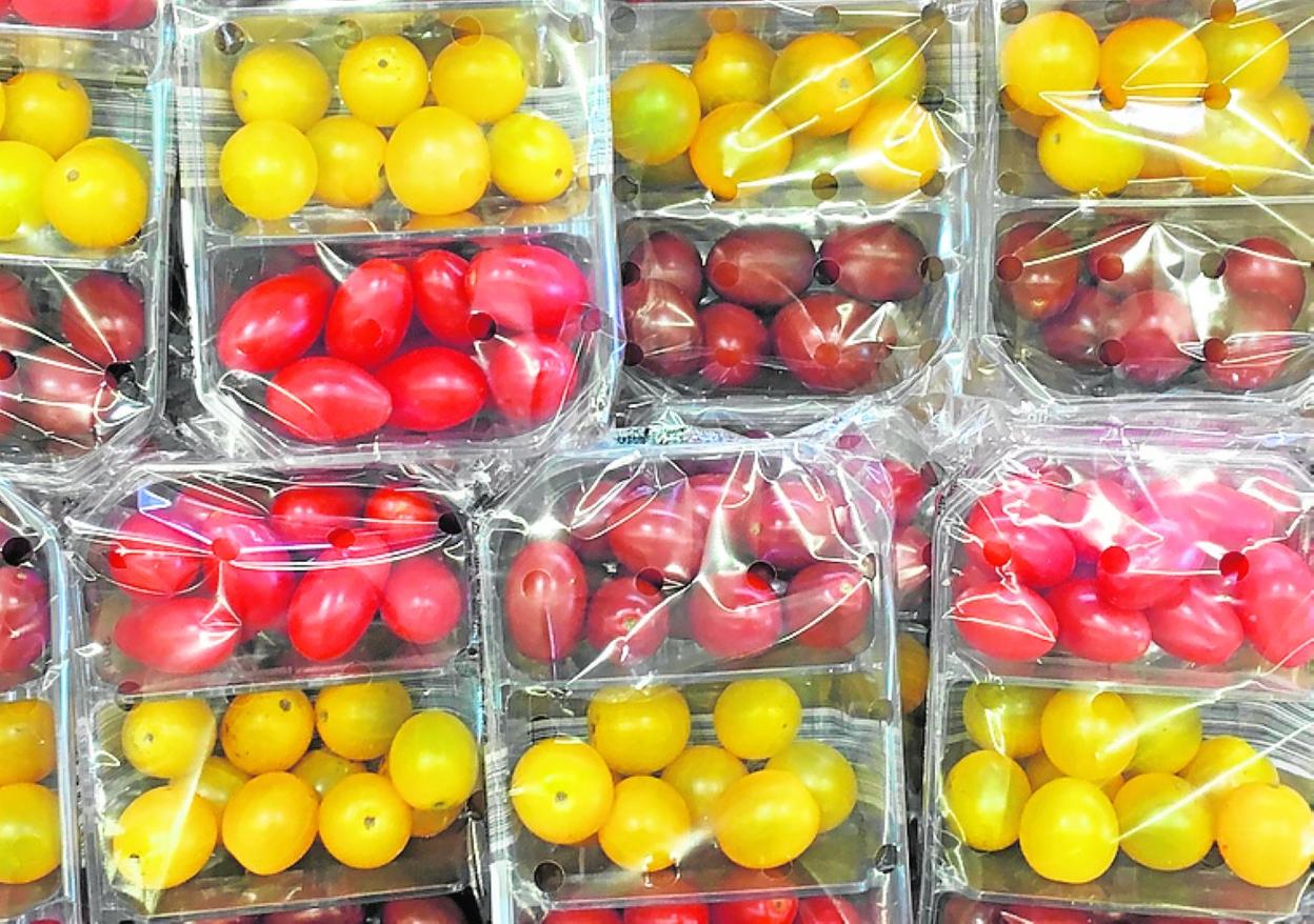 Uso de plástico para envolver alimentos. 