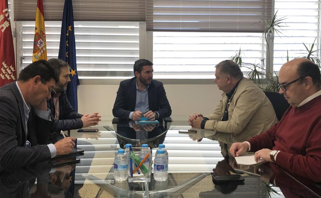 El consejero Antonio Luengo mantiene un encuentro con el presidente del Scrats, Lucas Jiménez, y su homólogo de la Comunidad de Regantes del Campo de Cartagena, Manuel Martínez.