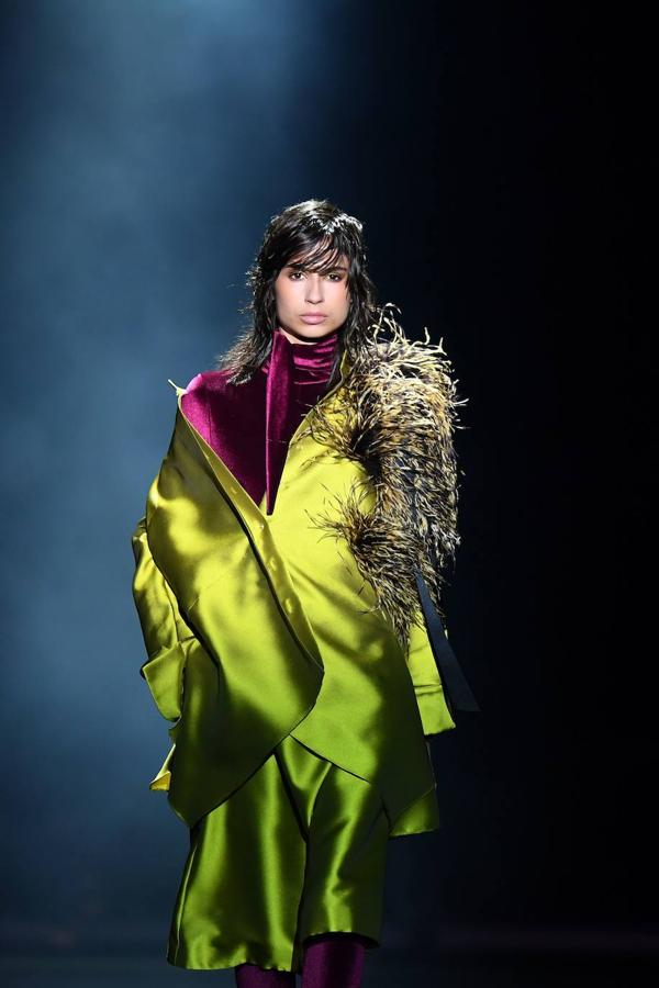 Plumas, cuellos exagerados, abrigos acolchados, colores oscuros, así ha sido el desfile de Ulises Mérida Otoño/Invierno en la Madrid Fashion Week.