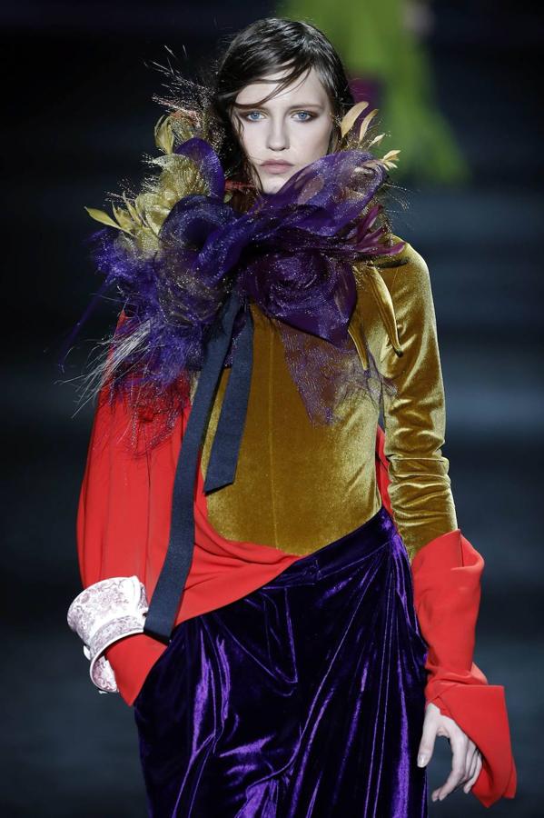 Plumas, cuellos exagerados, abrigos acolchados, colores oscuros, así ha sido el desfile de Ulises Mérida Otoño/Invierno en la Madrid Fashion Week.