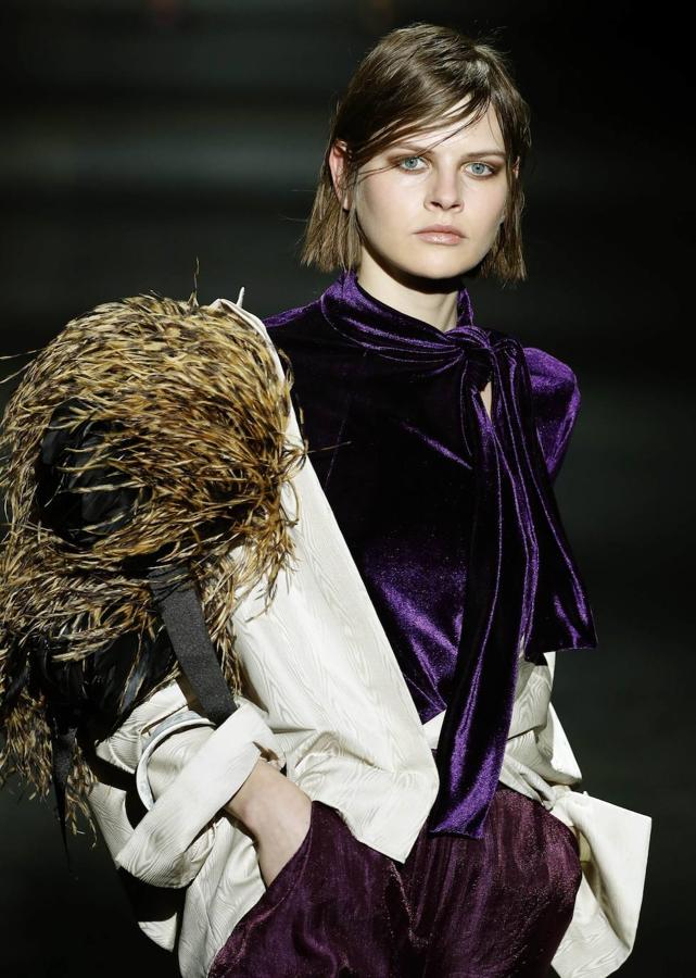 Plumas, cuellos exagerados, abrigos acolchados, colores oscuros, así ha sido el desfile de Ulises Mérida Otoño/Invierno en la Madrid Fashion Week.