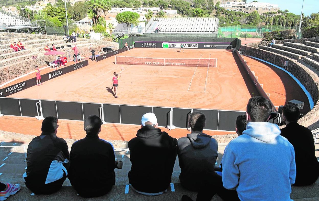 Un grupo de jóvenes sigue el entrenamiento de Carla Suárez y Sara Sorribes, ayer a mediodía, en La Manga Club. 
