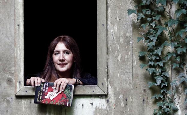 Dolores Redondo, en el bosque del Valle del Baztán mostrando su nueva obra, la novela de intriga 'La cara norte del corazón'. diges