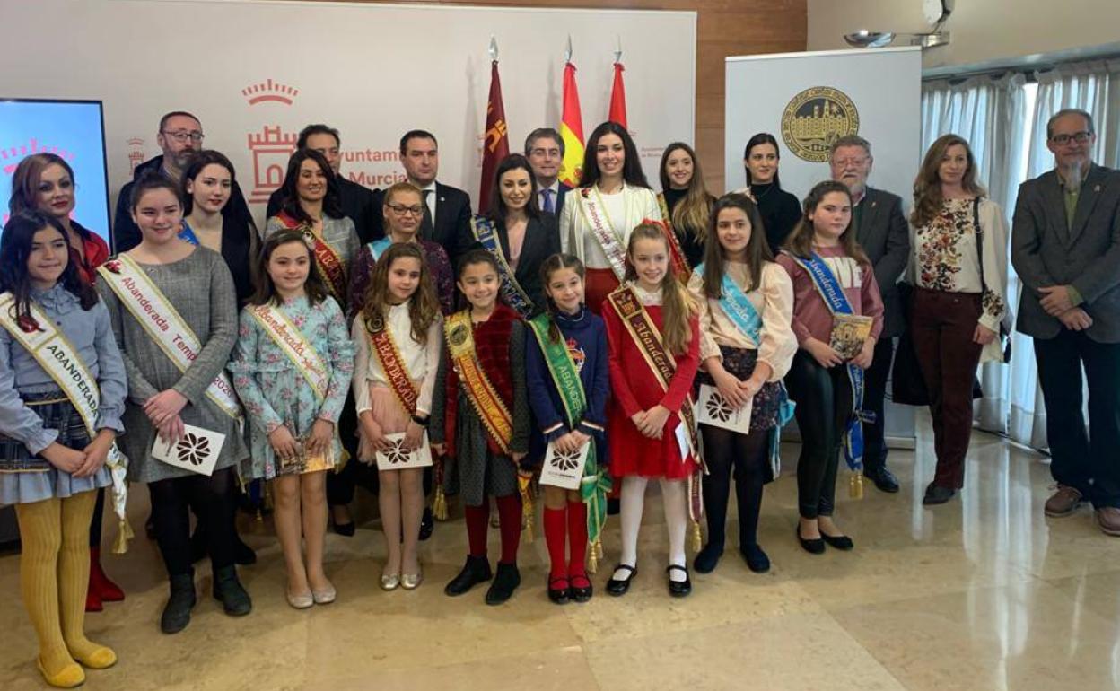 El concejal de Cultura, directivos de la Federación, Abanderadas 2019 y candidatas 2020, este jueves.