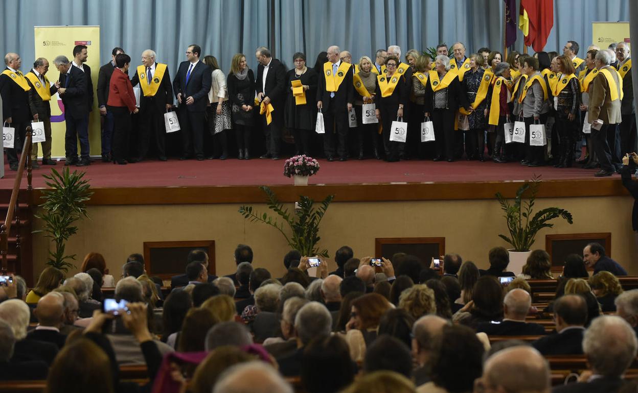 Graduados de la primera promoción de Medicina de la UMU, en el acto de 50º aniversario. 