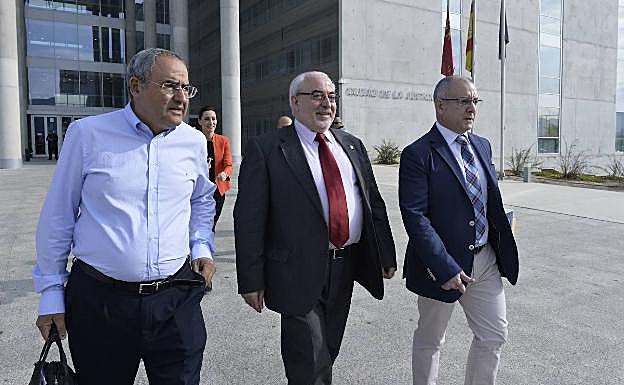 José Luis Mendoza, en los juzgados en 2016, entre el procurador José Julio Navarro y el letrado José María Caballero. 