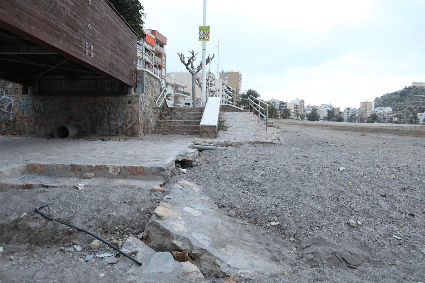 Fotos: Operación &#039;draga y pintura&#039; en las playas de la Región