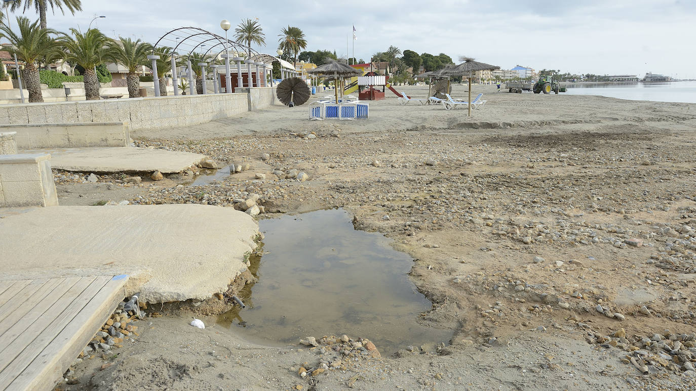 Fotos: Operación &#039;draga y pintura&#039; en las playas de la Región