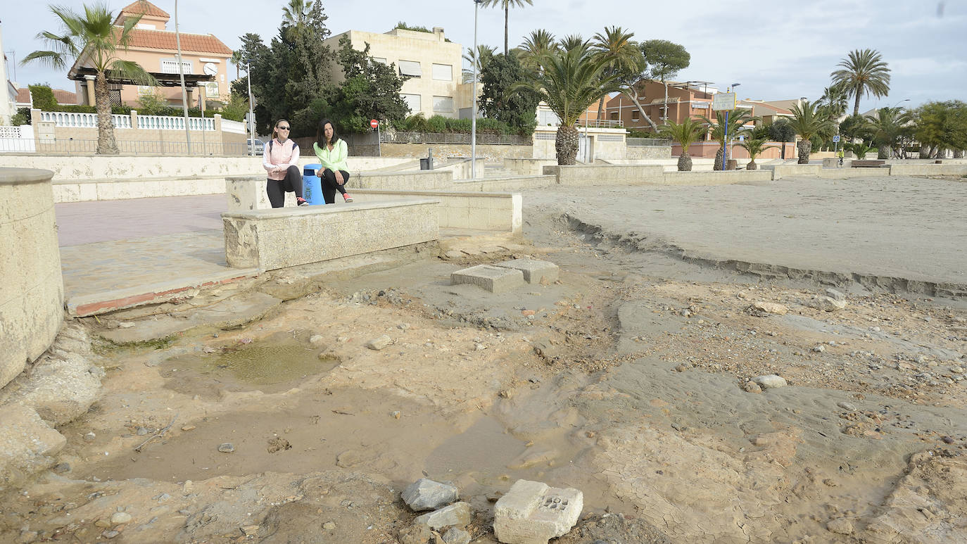 Fotos: Operación &#039;draga y pintura&#039; en las playas de la Región