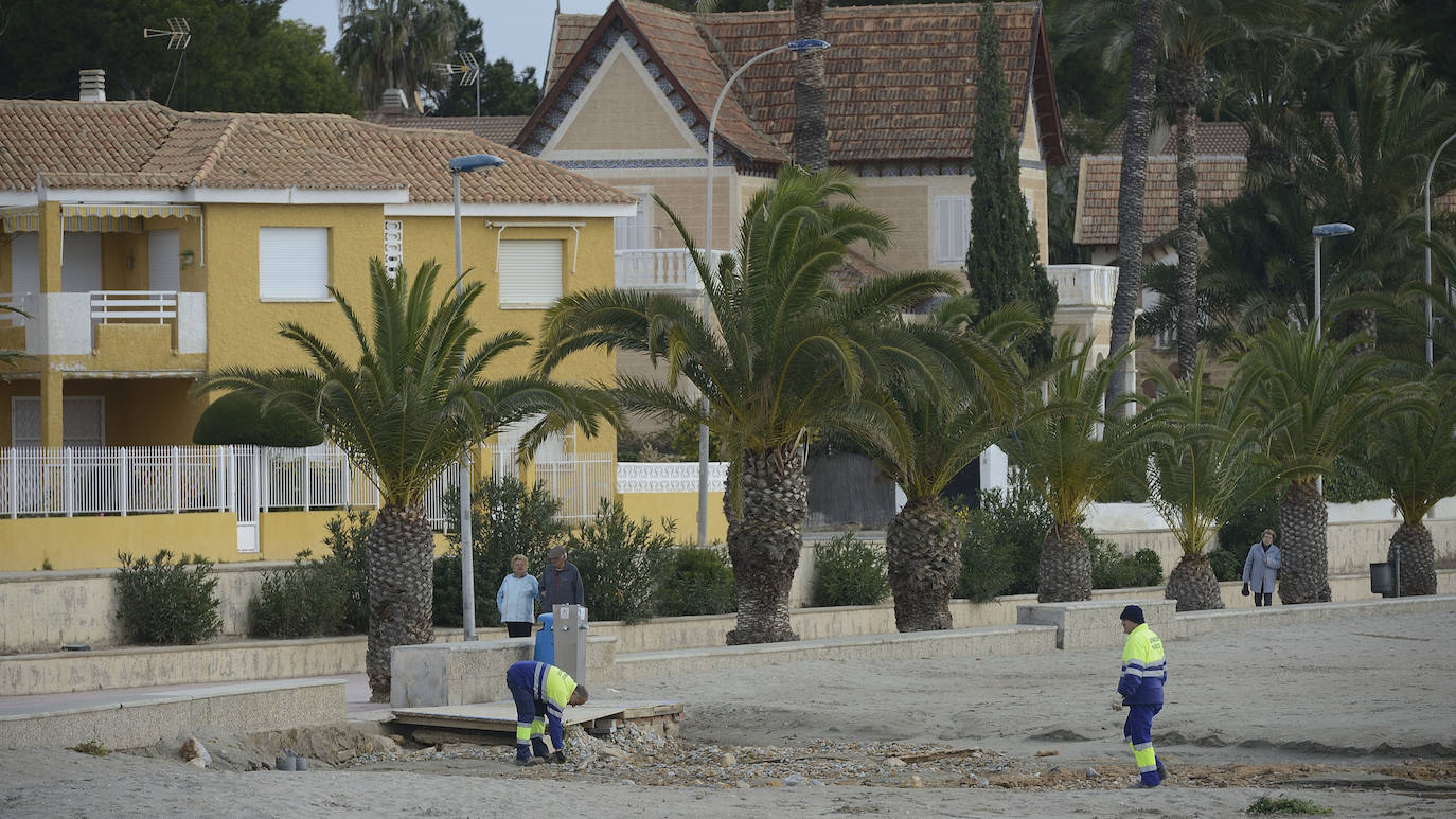 Fotos: Operación &#039;draga y pintura&#039; en las playas de la Región