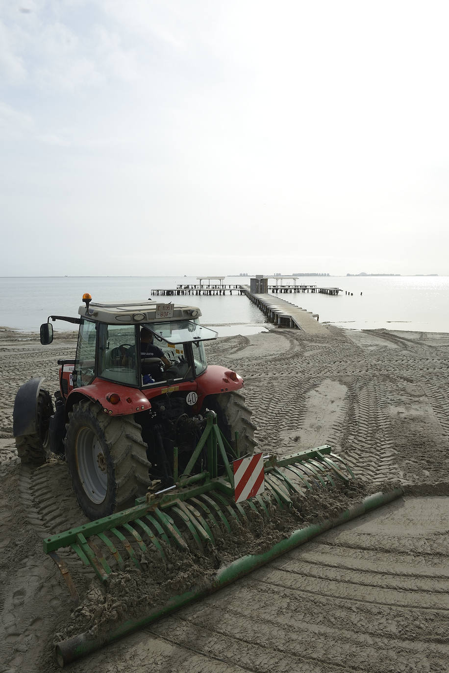 Fotos: Operación &#039;draga y pintura&#039; en las playas de la Región