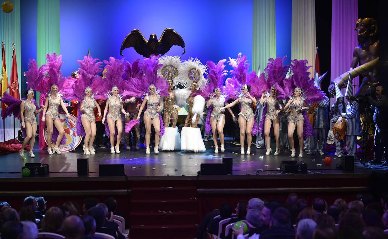 La comparsa La Sal de Torrevieja, habitual en la cabeza del Entierro, anoche, en un momento del acto. 