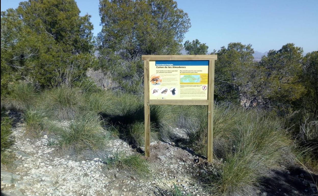 Cartel informativo sobre la fauna característica existente en el entorno del Cañón de Almadenes.