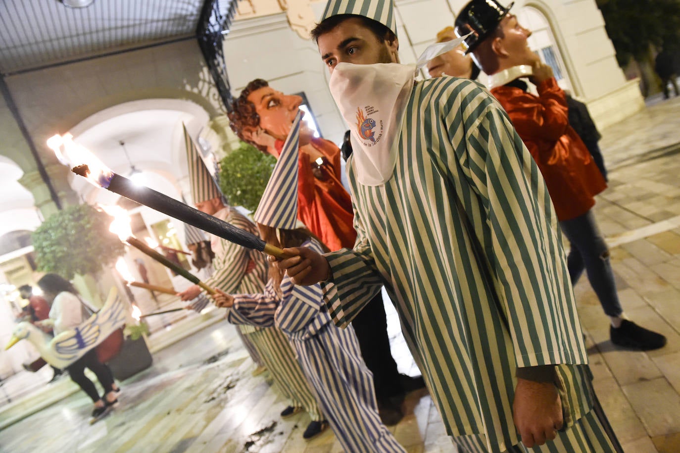 Fotos: El Romea recrea el Entierro de la Sardina para festejar los 170 años del desfile