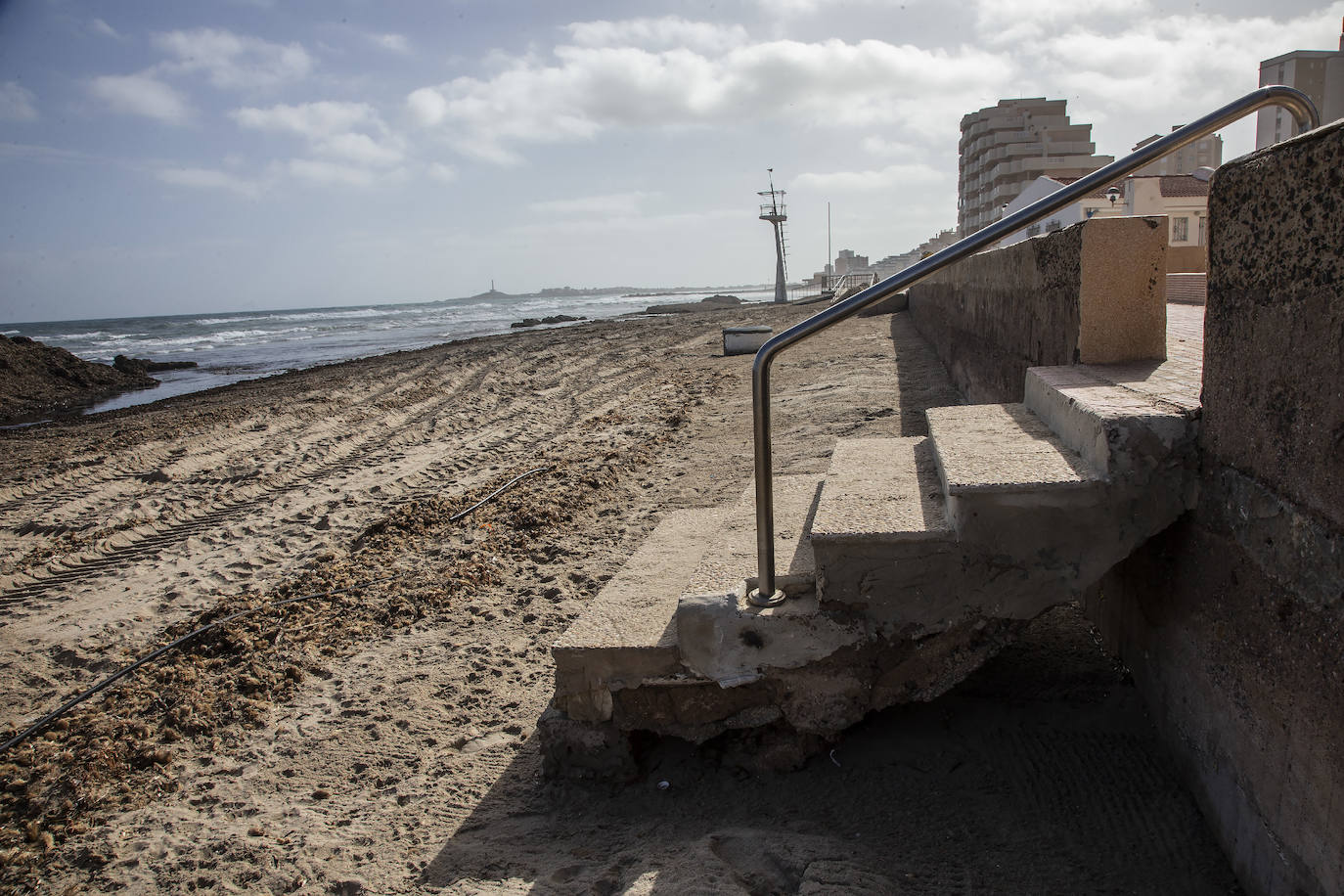 Fotos: Operación &#039;draga y pintura&#039; en las playas de la Región