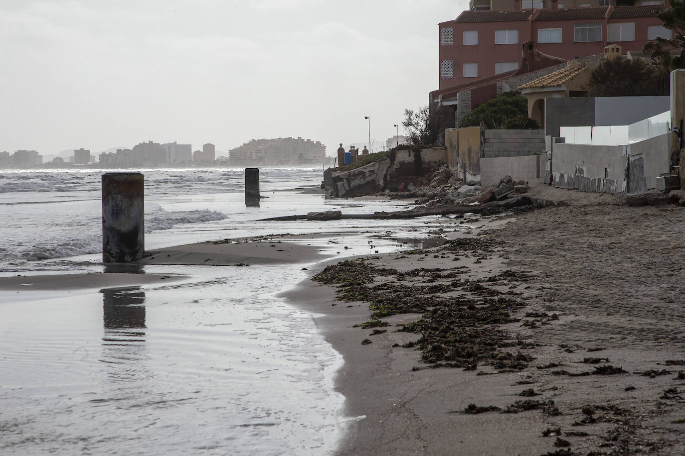 Fotos: Operación &#039;draga y pintura&#039; en las playas de la Región