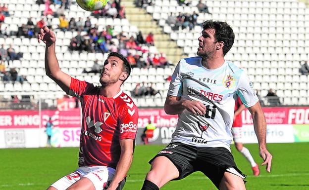 Íñigo Alayeto, a la derecha, ante el Murcia.