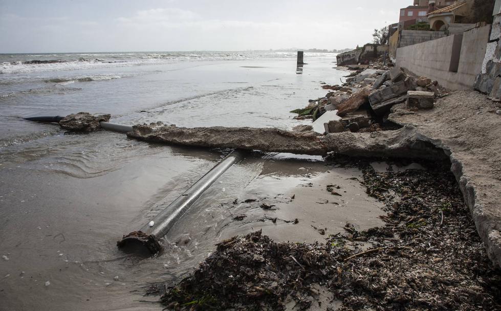 Múltiples destrozos en la playa de Punta Seca, en La Manga del Mar Menor. 