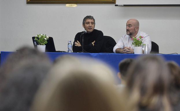 Pedro Alberto Cruz, en la charla sobre arte organizada por el profesor Diego Reina, este lunes. 