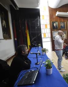 Imagen secundaria 2 - Pedro Alberto Cruz, en la charla sobre arte organizada por el profesor Diego Reina, este lunes. 