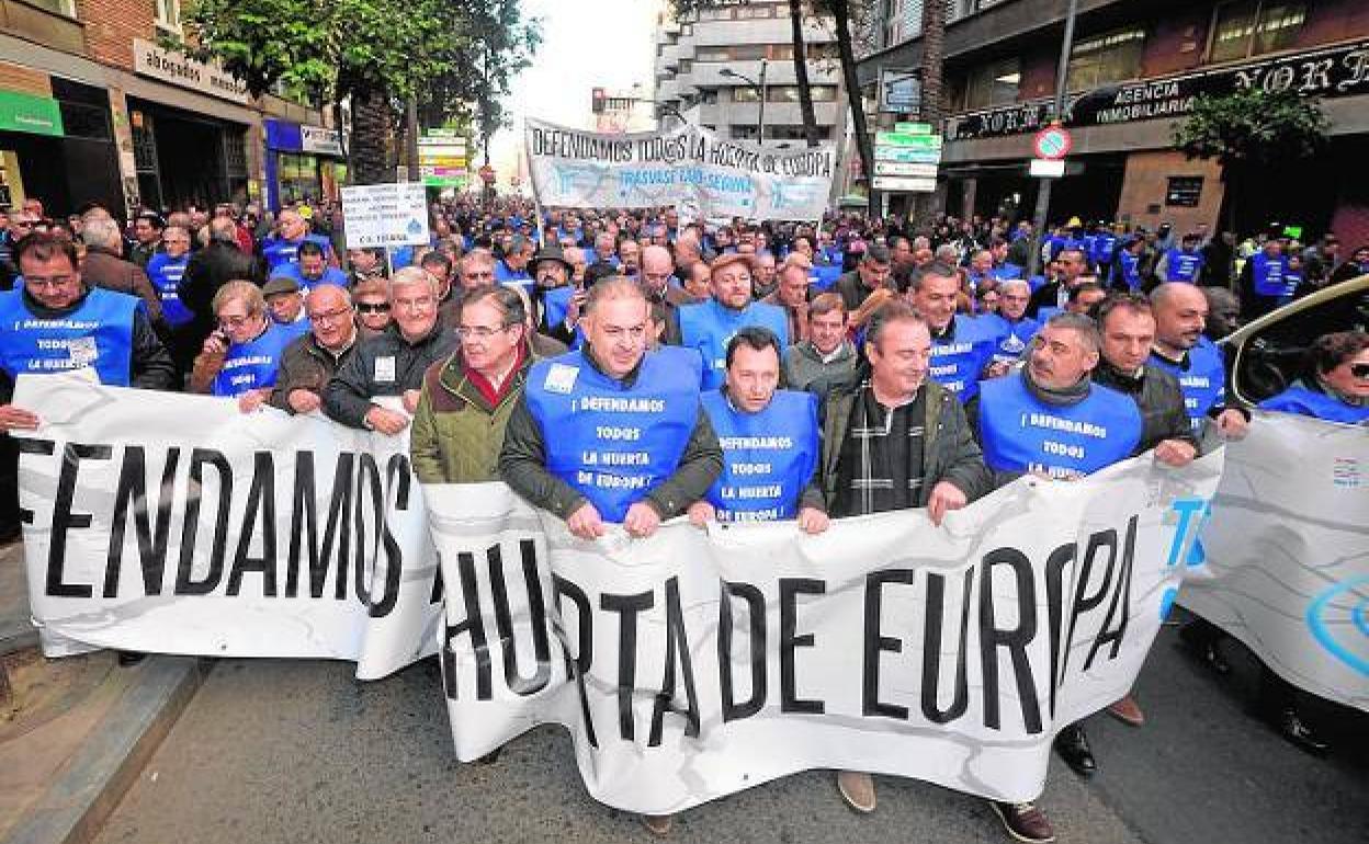 Cabecera de la manifestación en Murcia de agricultores y agentes sociales, en diciembre de 2017.