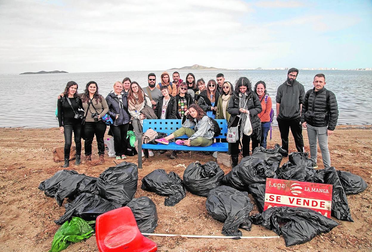 Durante el desarrollo de 'Con-Vivencias', el grupo de fotógrafos realizó una limpieza de playas en el Mar Menor. 