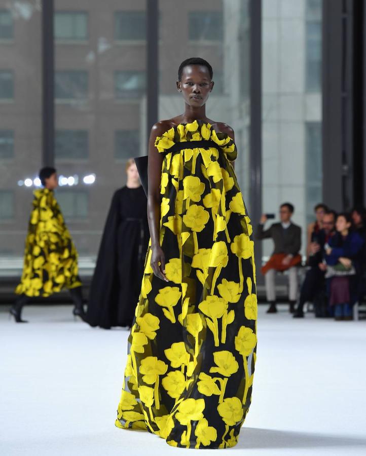 La pasarela de New York se ha llenado de color con el desfile de Carolina Herrera que juega con las siluetas a través de los volantes y las mangas abullonadas. 