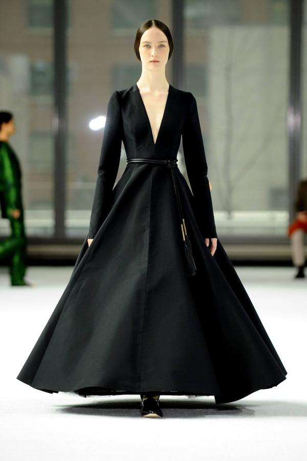 La pasarela de New York se ha llenado de color con el desfile de Carolina Herrera que juega con las siluetas a través de los volantes y las mangas abullonadas. 