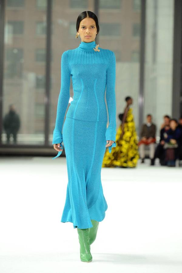 La pasarela de New York se ha llenado de color con el desfile de Carolina Herrera que juega con las siluetas a través de los volantes y las mangas abullonadas. 