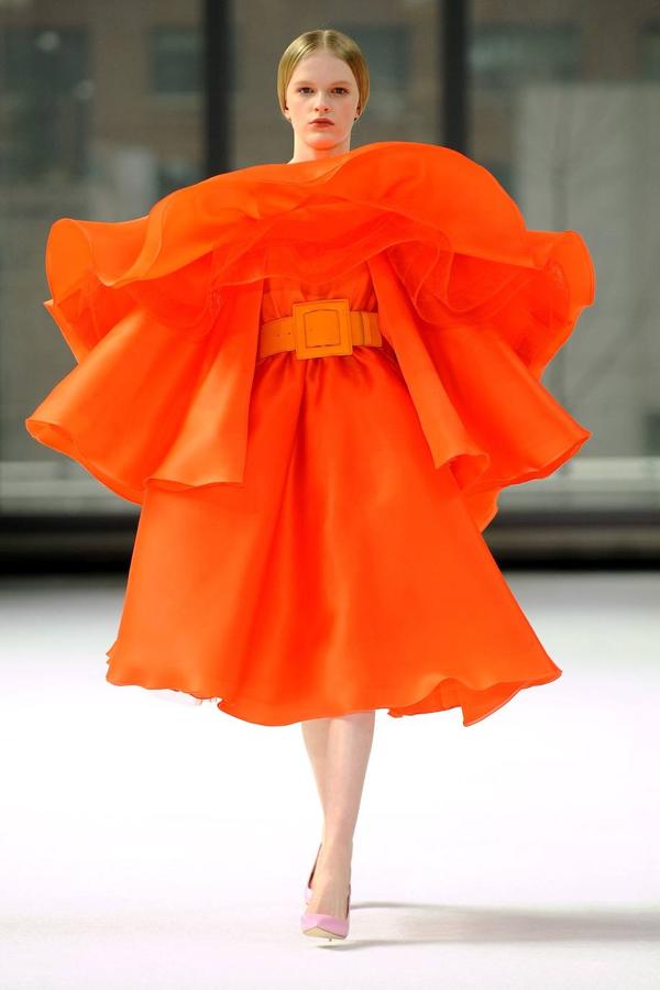 La pasarela de New York se ha llenado de color con el desfile de Carolina Herrera que juega con las siluetas a través de los volantes y las mangas abullonadas. 