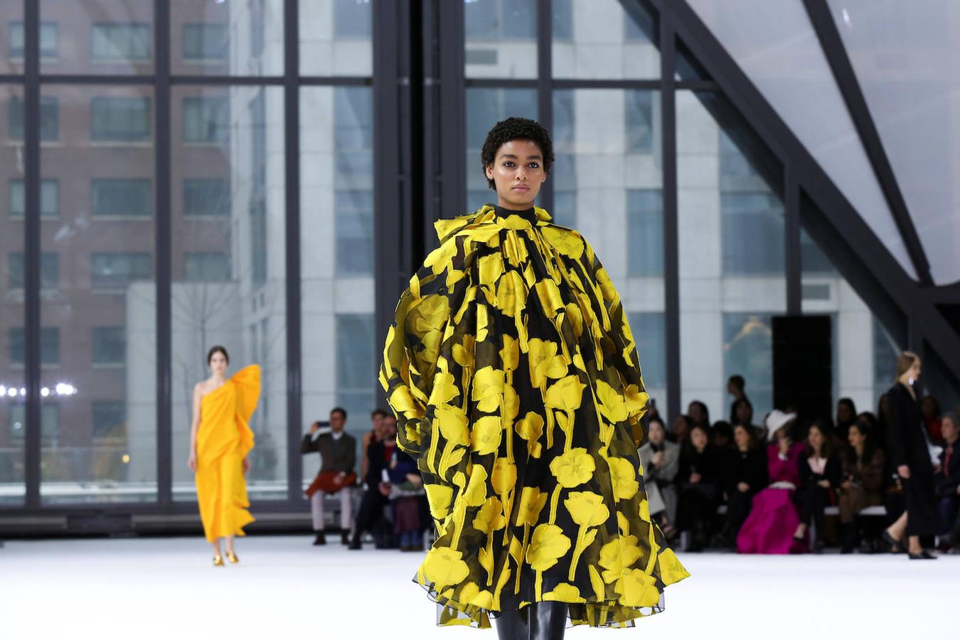 La pasarela de New York se ha llenado de color con el desfile de Carolina Herrera que juega con las siluetas a través de los volantes y las mangas abullonadas. 