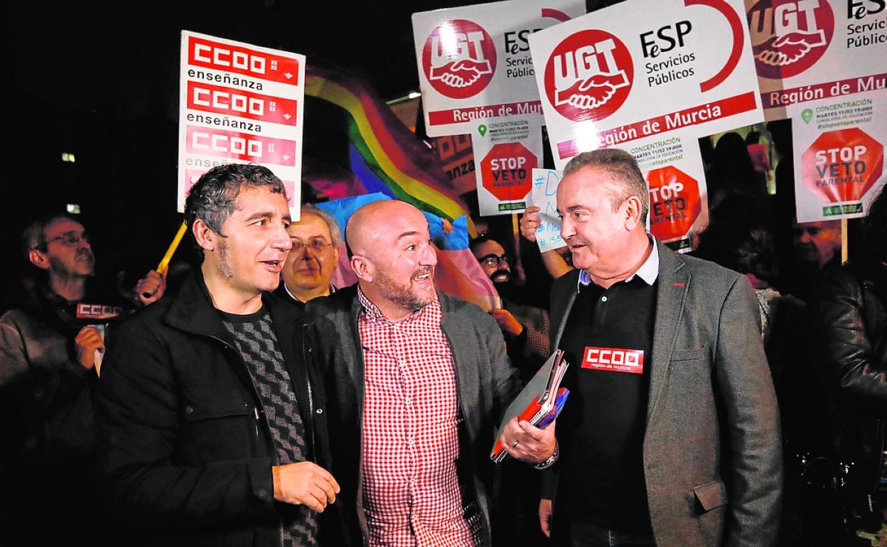 Los docentes objetores, Pedro Alberto Cruz y Diego Reina, con el secretario de CC OO, Santiago Navarro. 