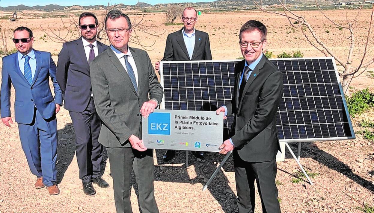 Ballesta y Fuchs sostienen la placa conmemorativa. 