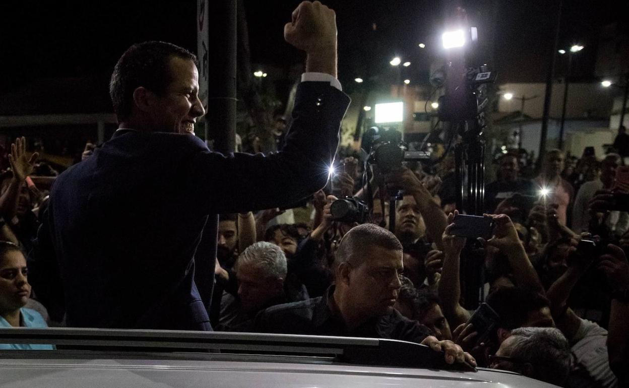 Juan Guaidó saluda a sus simpatizantes en Caracas.