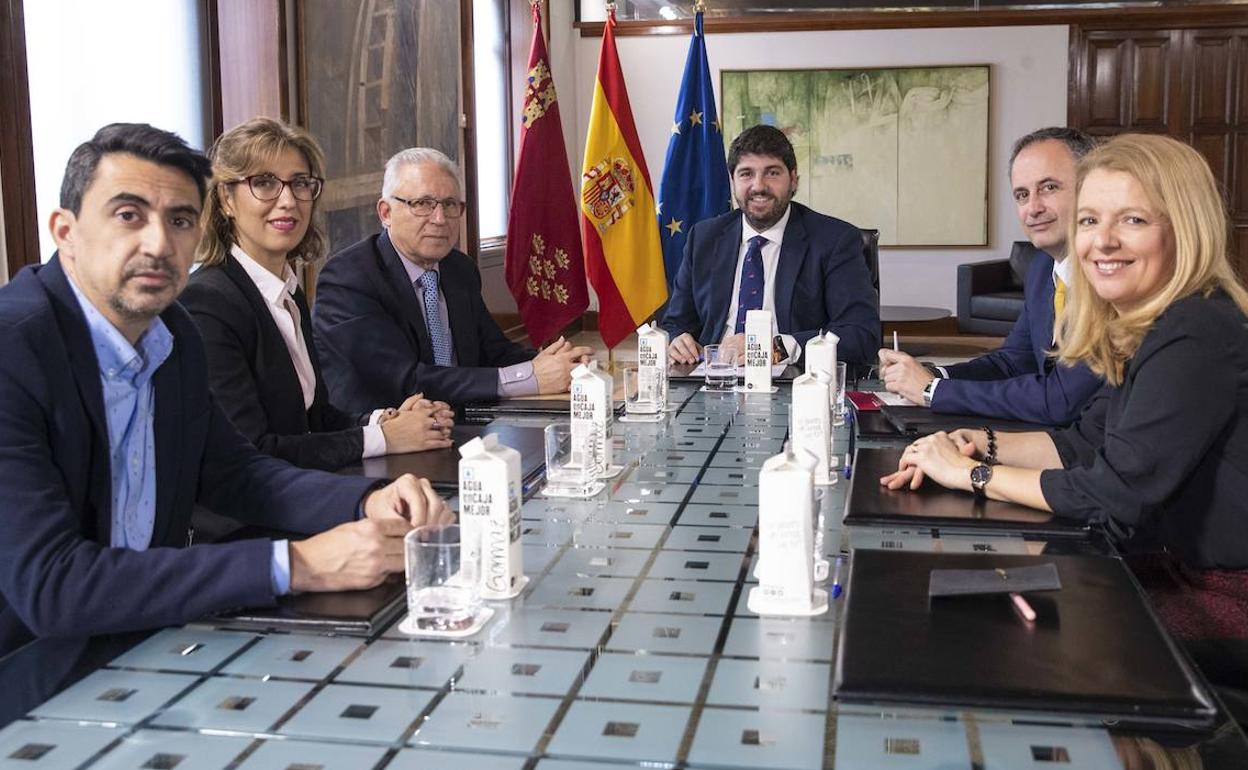 El presidente López Miras y el consejero Javier Celdrán, junto al decano del Colegio Oficial de Periodistas de la Región de Murcia, Arturo Andreu, y miembros de su junta directiva.