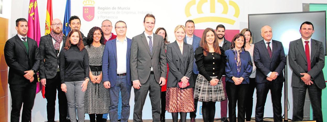 La consejera de Empresa, Ana Martínez Vidal -centro-, con representantes de las empresas que asistirán a la feria de Dubái. 